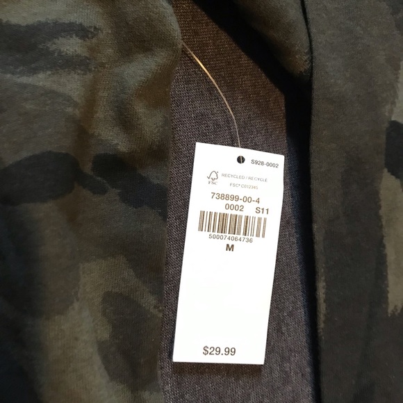 NWT Men’s Old Navy camo top - Picture 3 of 3